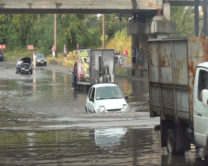 В Черкассах небывалый ливень превратил улицы в каналы. Спасатели освободили из заблокированных маршруток 147 человек   