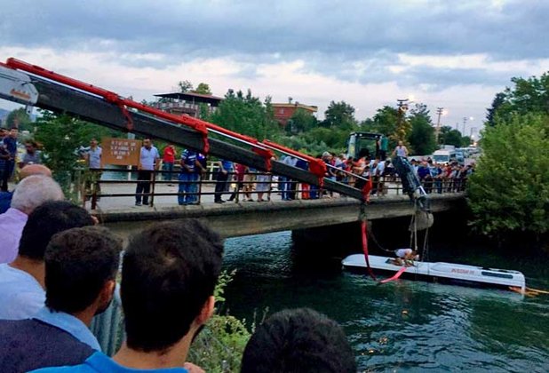 Автобус со школьниками сорвался с моста и рухнул в канал в Турции - десятки жертв