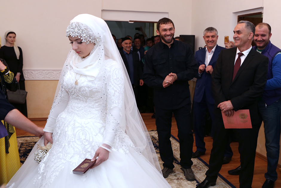 В Кремле отказались комментировать скандальную чеченскую свадьбу
