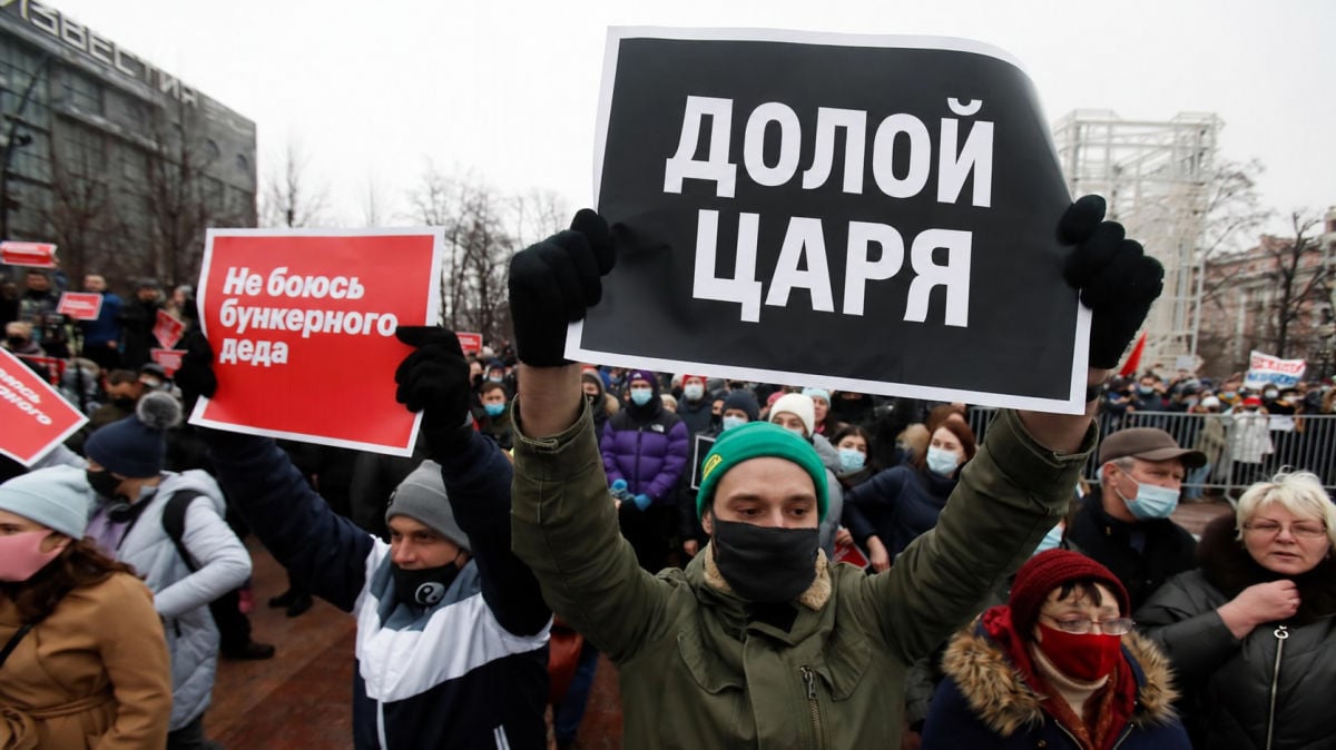 В России начались протесты против Путина с лозунгами "Долой царя"