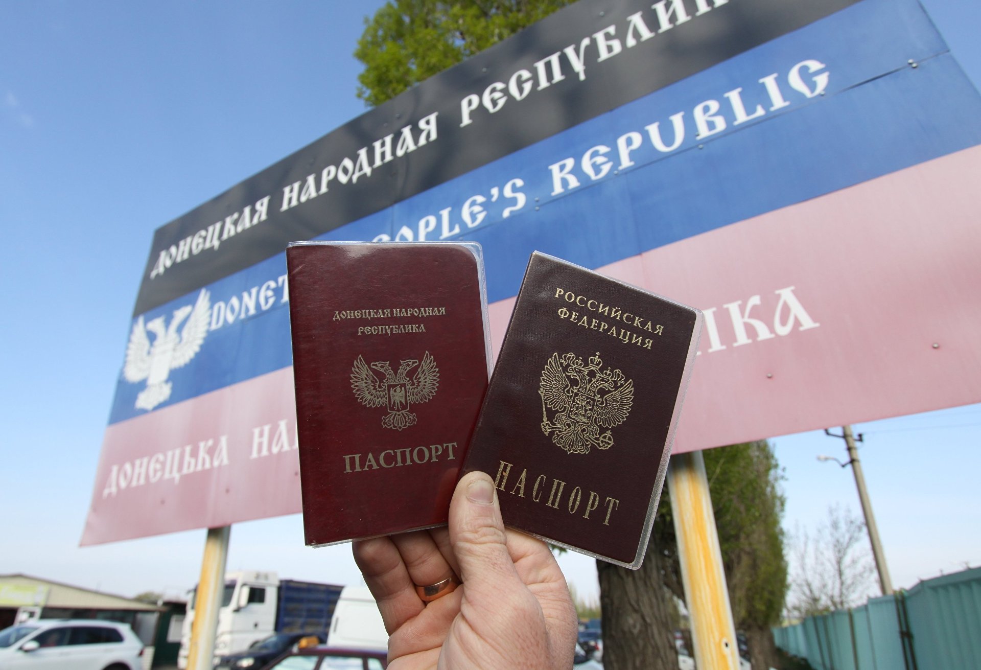 "Сценария лучше просто не существует", - украинский политолог Суворов о выдаче российских паспортов в ОРДЛО