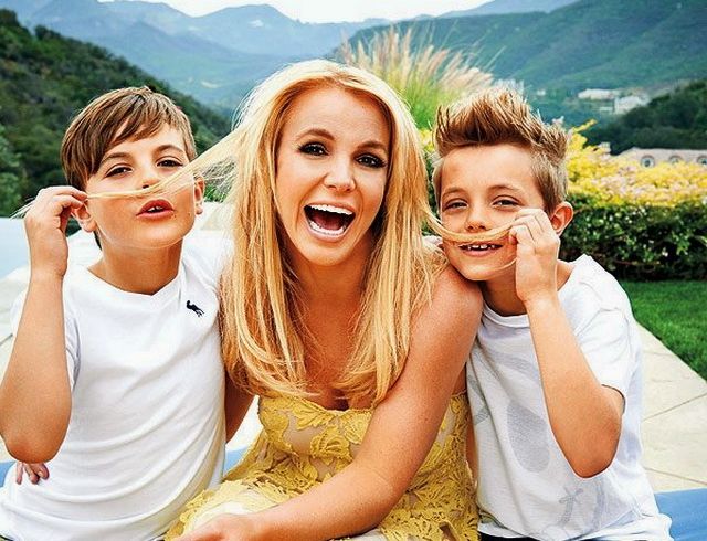 Появилось фото Бритни Спирс с подросшими сыновьями, которые с детства живут с отцом 