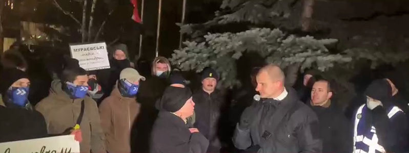 Активисты возле телеканала "НАШ" под крики "Ганьба" прогнали актрису Титаренко после вопроса о Донбассе