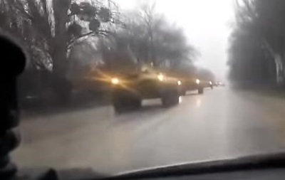 В Крыму были зафиксированы танки: мощная колонна военной техники подъезжает к границам оккупированного полуострова
