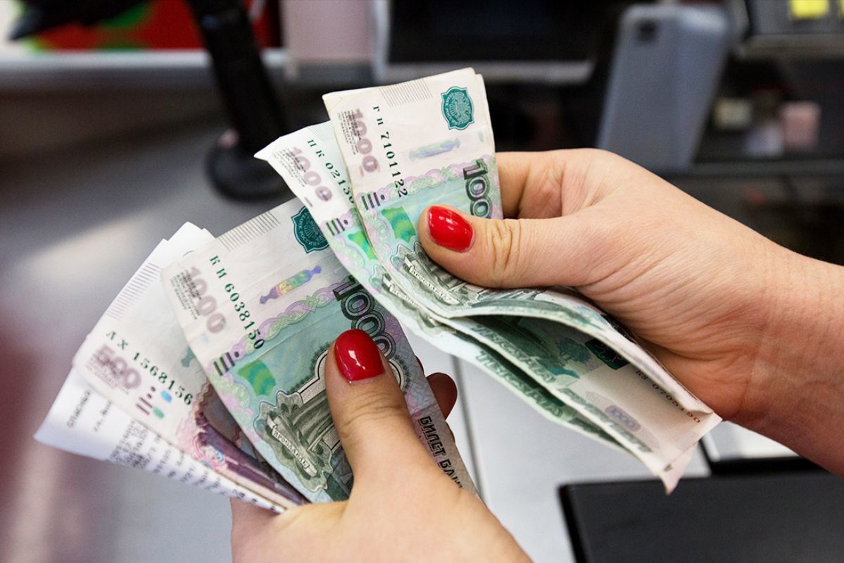 ​Россияне вынесли рекордные 600 млрд руб. из банков на фоне отключений интернета - Bloomberg