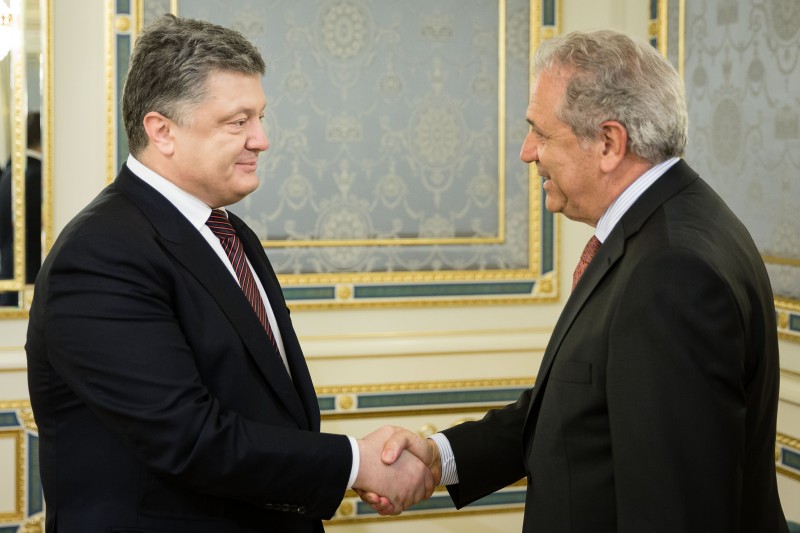 Порошенко встретился с еврокомиссаром Аврамопулосом: ЕС и Украина объединят усилия для введения безвизового режима 
