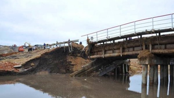 Новые фотографии взорванного моста в станице Луганской