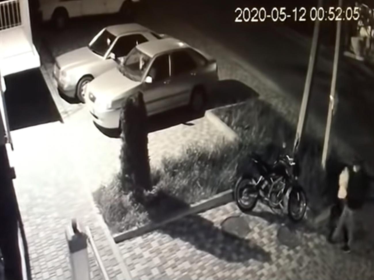Фигурантам пленок Ермака подбросили гранату и сожгли мотоцикл: инциденты попали на видео
