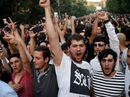 ​Протесты в Ереване: активист зашил себе губы нитками