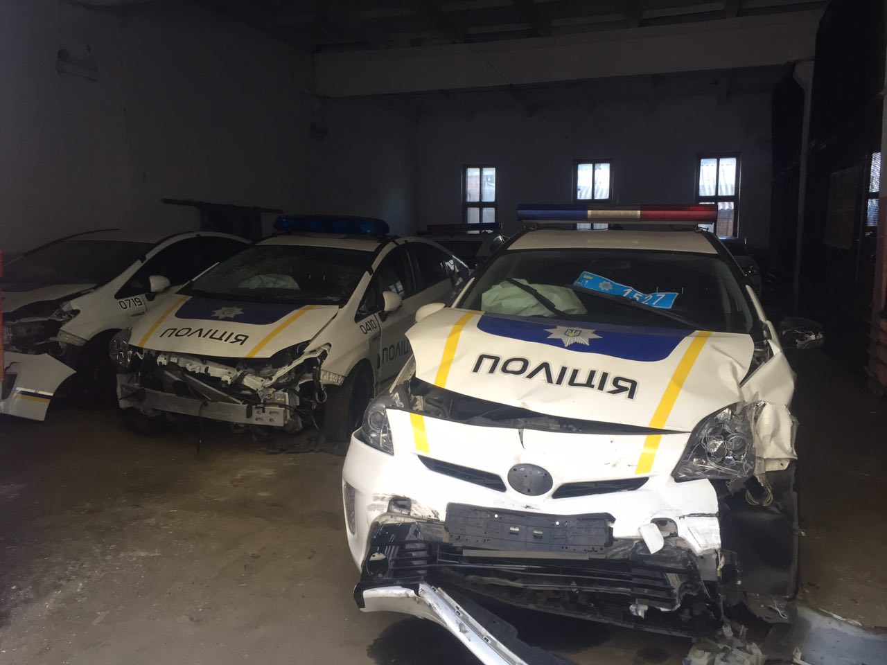 Разбитые полицейские машины. Приус Украина полиция разбитые. Тойота Приус ДПС. Разбитые автомобили украинской полиции. Разбитые машины ДПС В Украине.