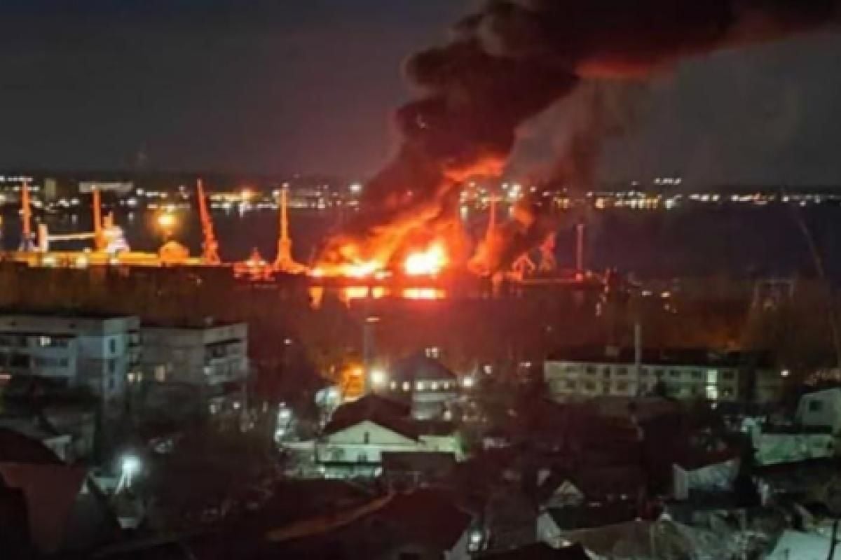 ​Этот пожар быстро потушить не удастся: дроны атаковали в Феодосии крупнейшую нефтебазу в Крыму — кадры