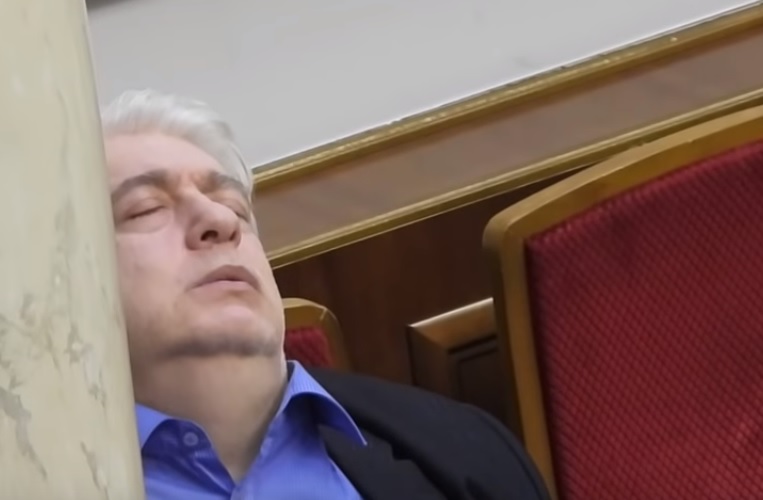 Видео с "умирающим" нардепом Киршем за колонной в парламенте насмешило Сеть: "Пора им кровати в Раде ставить"