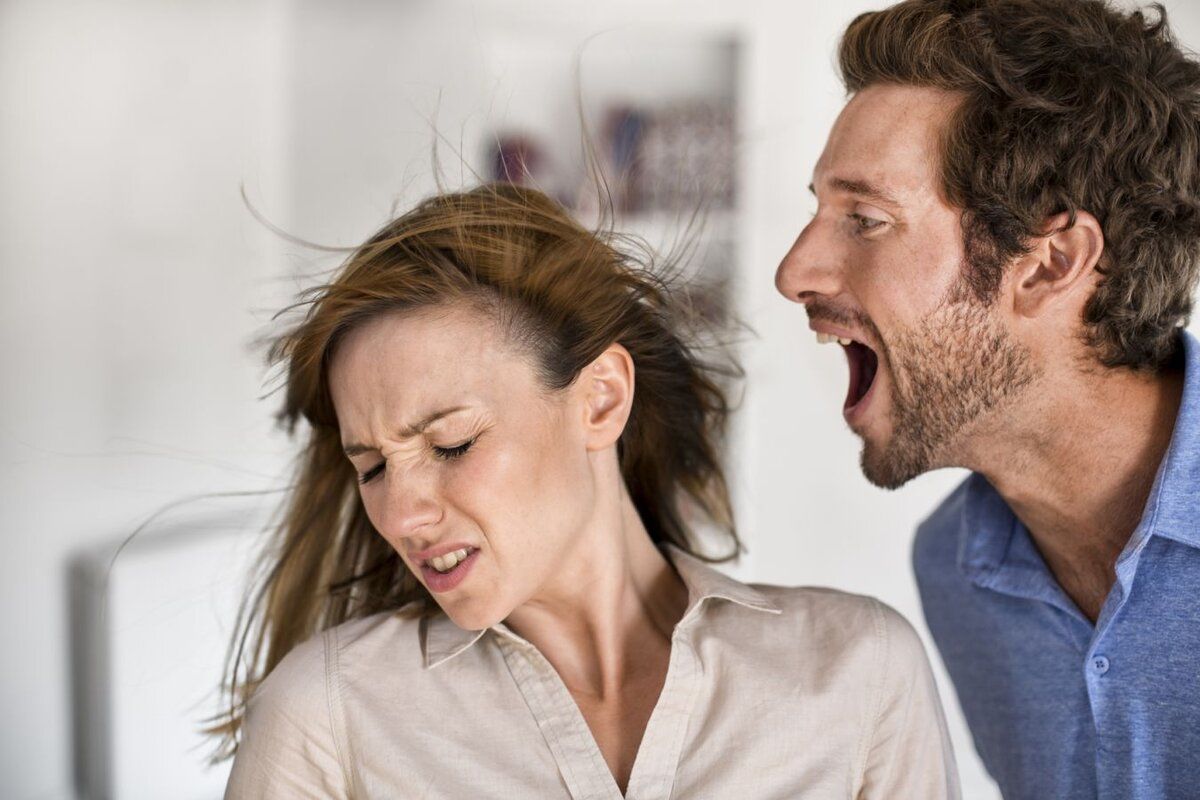 Психолог объяснил причины агрессии мужчин, почему они часто унижают женщин