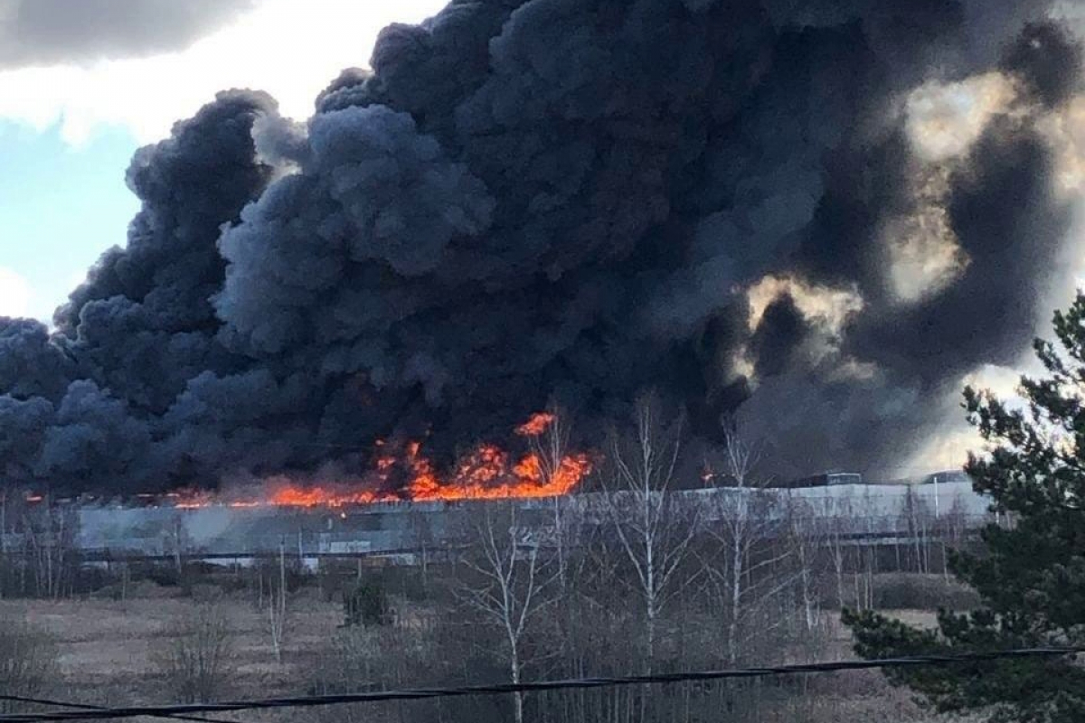 ​"Господи, это что такое?" - под Москвой вспыхнул завод, город в черном дыму, МЧС готовит авиацию и поезд