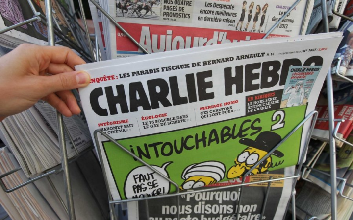 Новая карикатура Charlie Hebdo: убегающий бог-террорист, облитый кровью