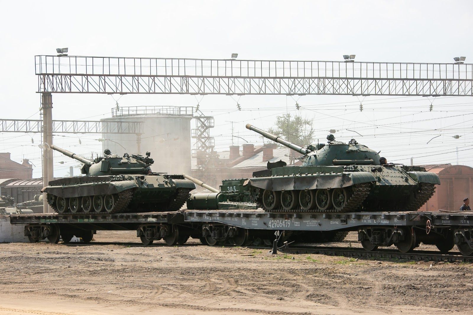 В России замечены эшелоны с танками и тяжелой бронетехникой: армию стягивают в сторону границы
