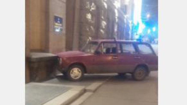 Здание Харьковской мэрии протаранил автомобиль