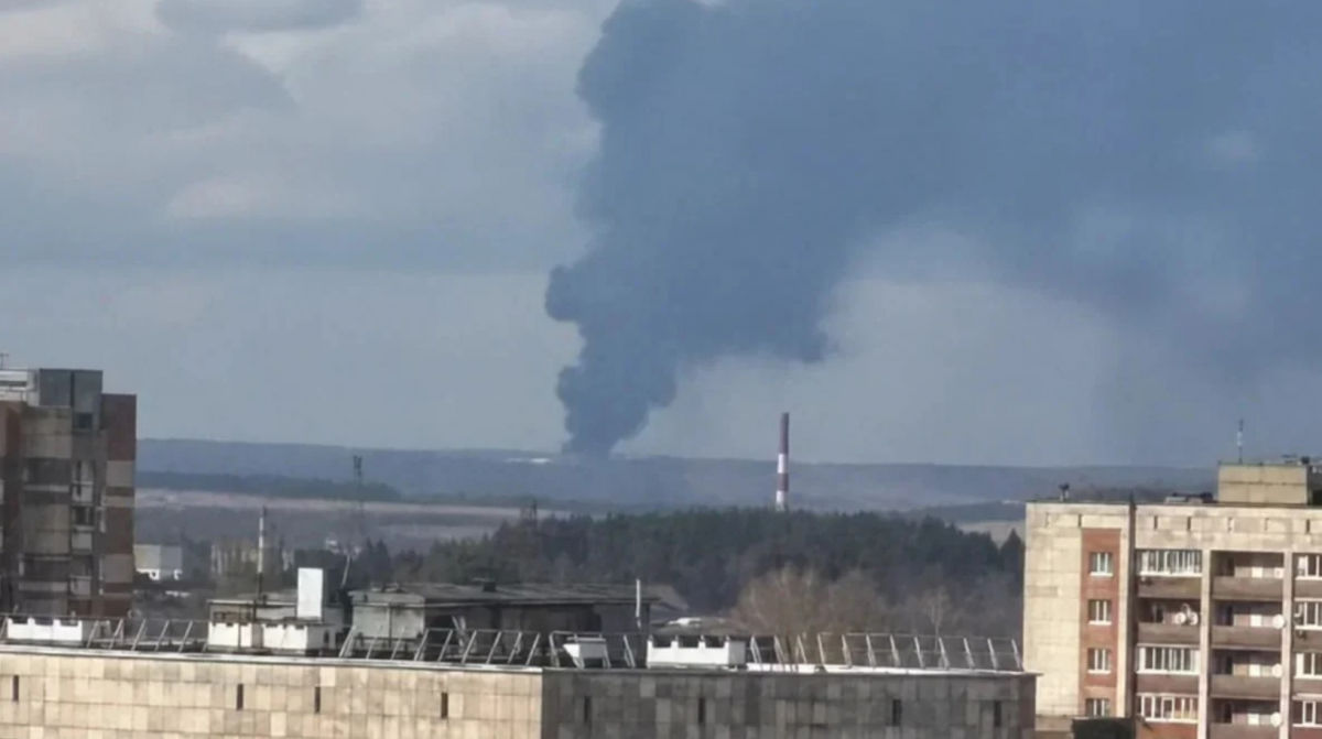 Многократные удары по отдельным НПЗ РФ: Bloomberg отметило эффективную стратегию атак Украины 