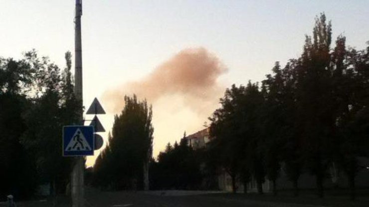 Мощный взрыв в Донецке у завода химикатов: над городом повисли столбы черного дыма