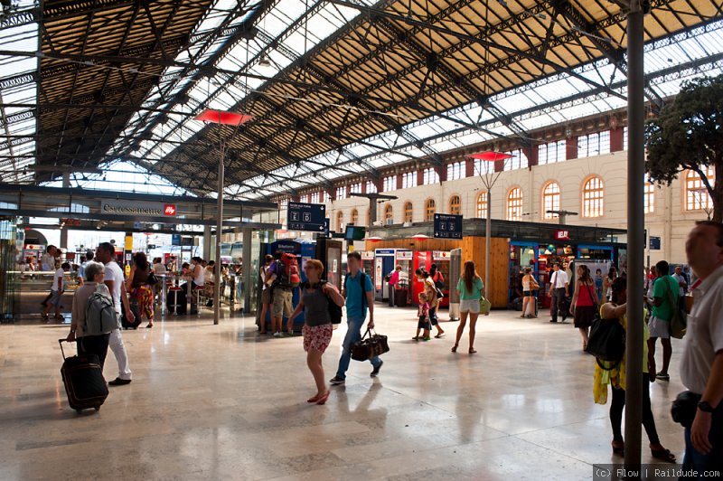Теракт на вокзале в Марселе: как минимум два человека погибли, движение поездов остановлено