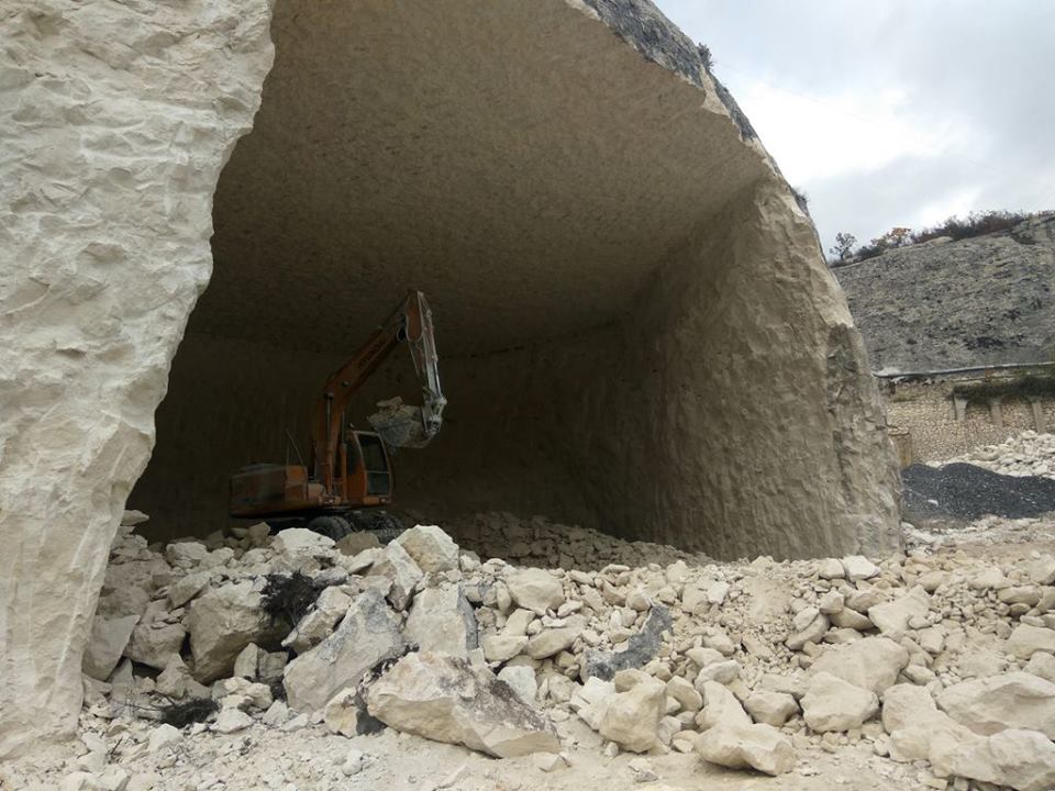 Строят столовую для РПЦ: оккупанты в Крыму безжалостно разрушают уникальный пещерный город Качи-Кальон - фото