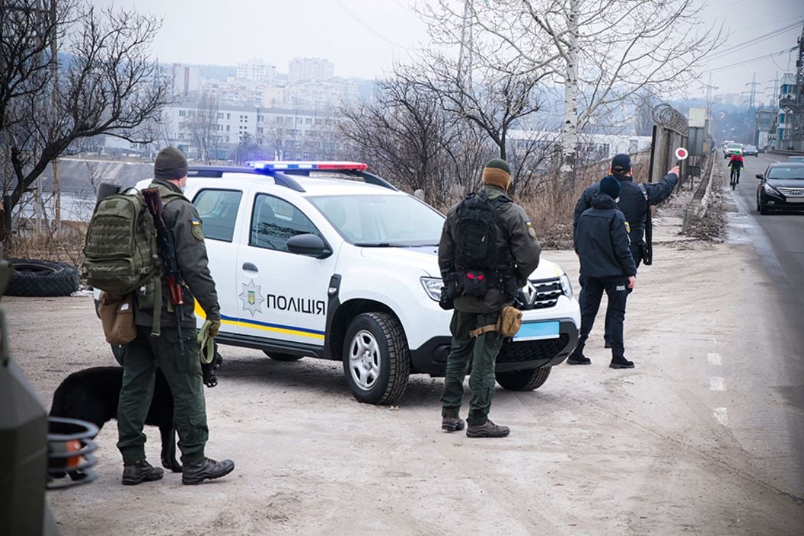 Проверяют всех: на Киевской гидроэлектростанции появились бойцы президентской бригады