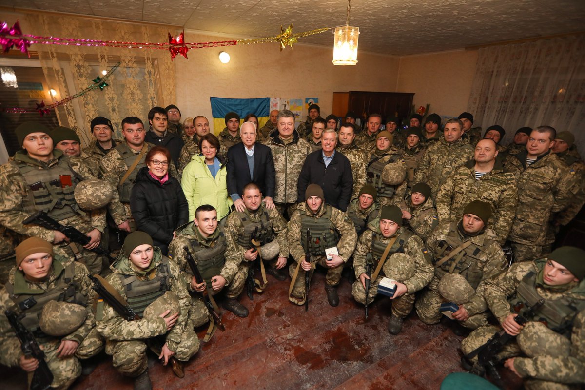 Новый год в АТО: президент Порошенко, сенатор Маккейн и посол США Мари Йованович приехали на Донбасс подарить ВСУ шесть "Хаммеров", катер, беспилотники и винтовки 