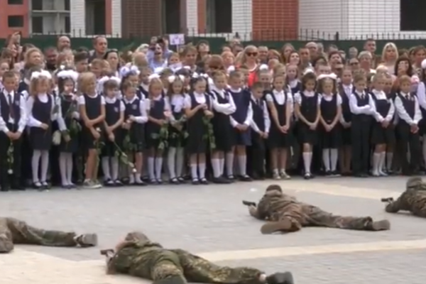 "Пусть привыкают дергаться в конвульсиях", - в России на школьную линейку согнали "спецназ"