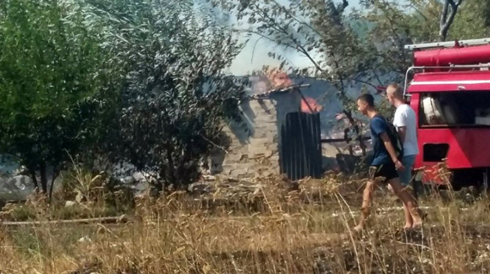 "Много пожарок, уже горит четыре дома, огонь идет с полей, не могут никак потушить", - соцсети сообщили о мощном пожаре под оккупированным Донецком - опубликованы кадры