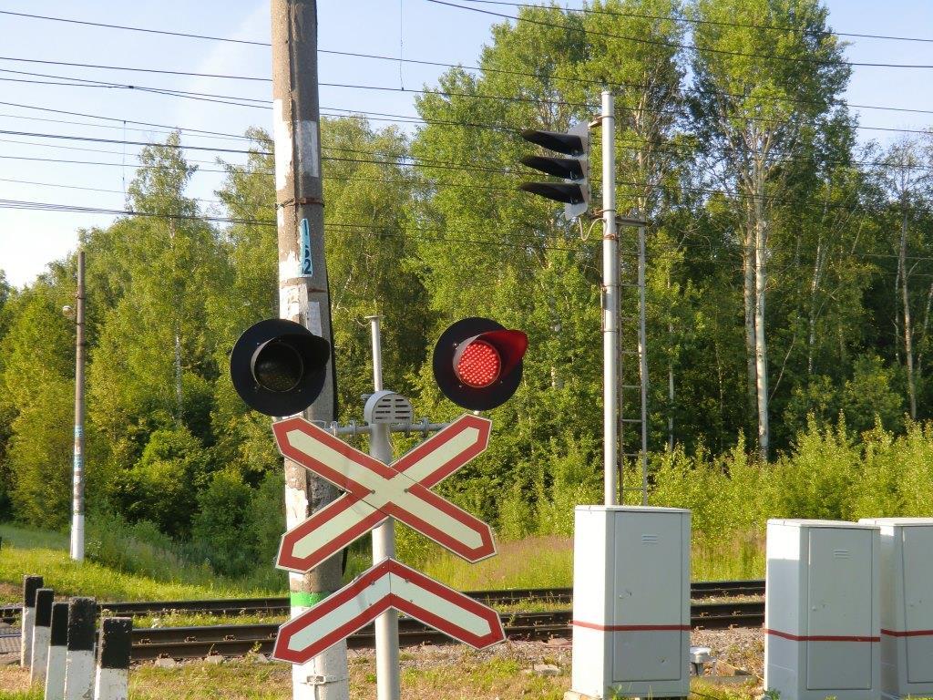 Грузовик  превратился в "лепешку", пассажиры получили страшные травмы, но выжили: кадры с места столкновения поезда и грузовика неподалеку от Львова потрясают 