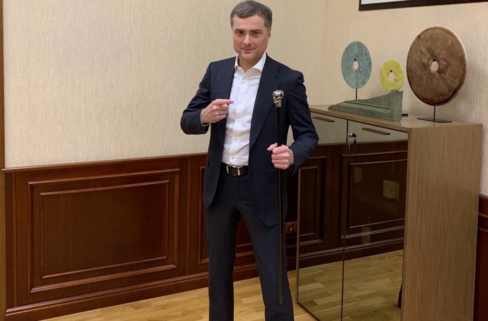 Сурков переплюнул "теннисиста" Януковича: еле передвигающий ноги куратор "Л/ДНР" объяснил свой недуг