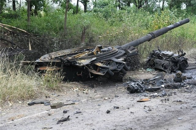 СМИ: Вооруженные формирования ЛНР уничтожили в Лутугино несколько танковых колонн 