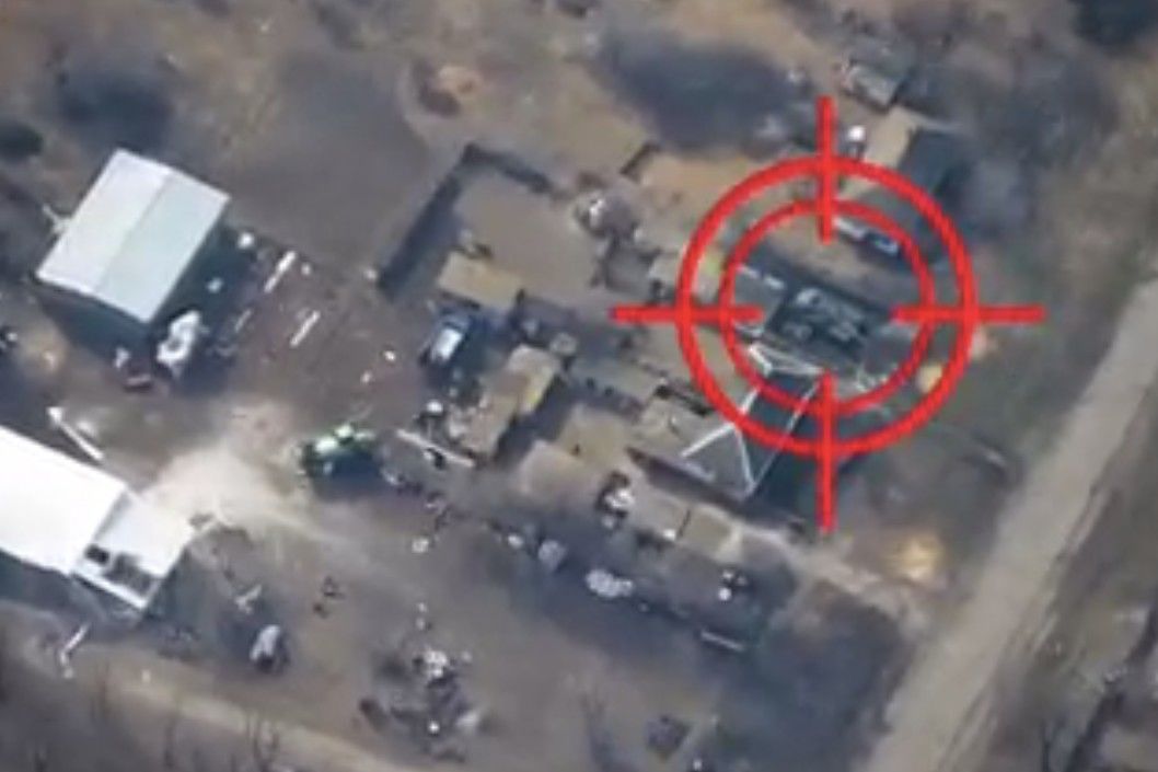 ​Никто не спрячется: кадры, как артиллерия ВСУ превращает в пылающий металлолом колонны боевой техники РФ