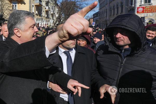 "Я вас не боюсь", - Порошенко в Чернигове вышел к "Нацкорпусу" и "осадил" агрессивных молодчиков - кадры