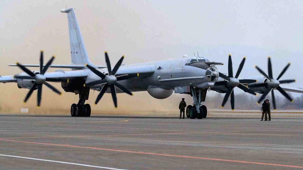 Конфликт у берегов Крыма: Россия экстренно перебрасывает самолеты "Ту-142" на военный аэродром под Таганрогом 