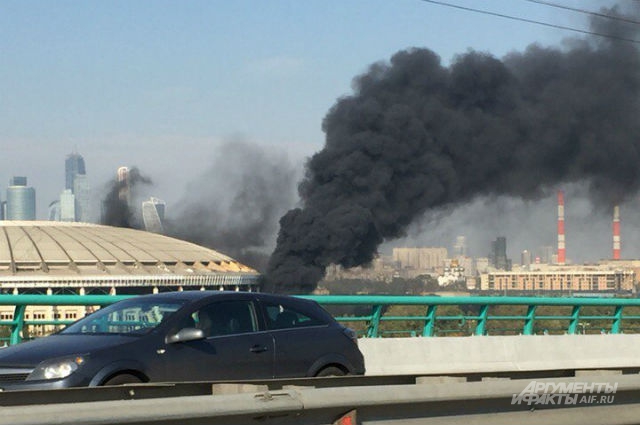 ​В Москве горит крупнейший в России стадион "Лужники"