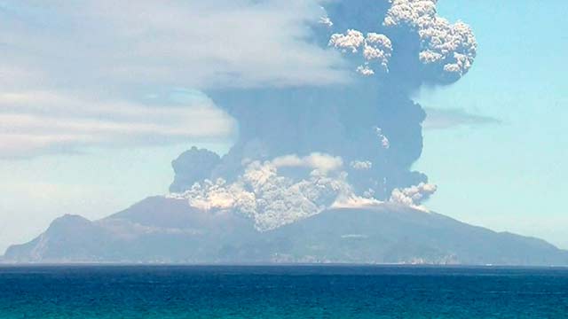 Видео мощного извержения вулкана ​на японском острове Кутиноэрабу 