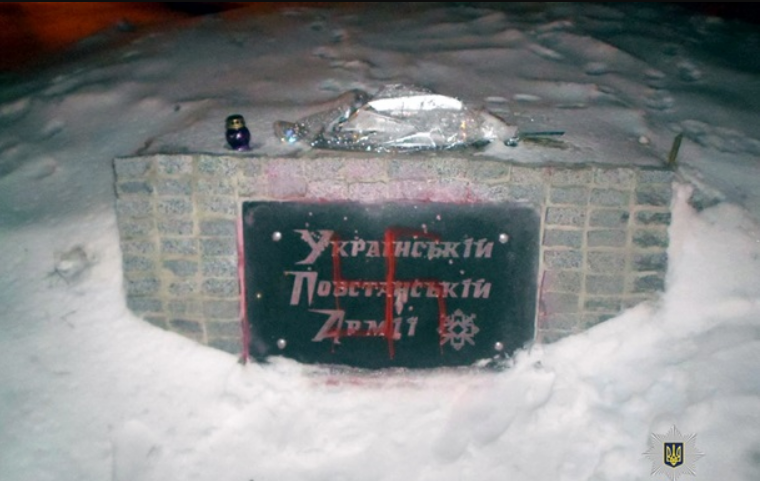 Неизвестные совершили акт вандализма в Харькове: злоумышленники в третий раз испортили памятник солдатам УПА