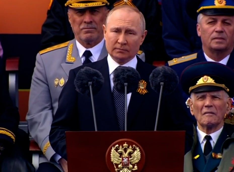 "Круг замкнулся. Его конец близок", – Арестович отметил ключевой момент в речи Путина на 9 мая 