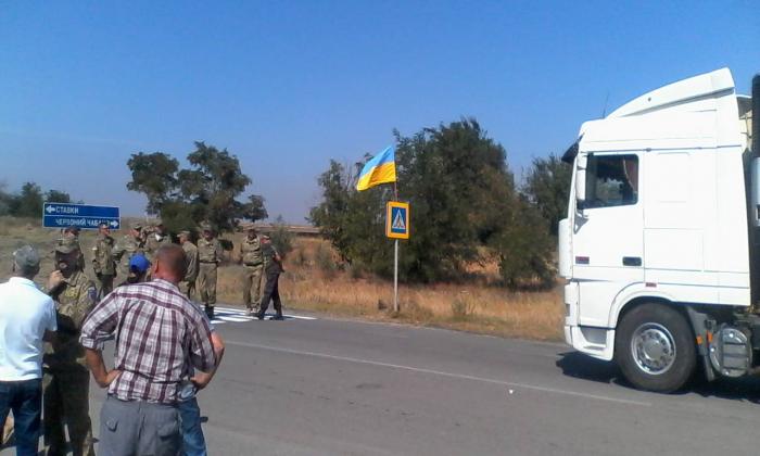 Скадовская самооборона останавливает грузовики из Крыма