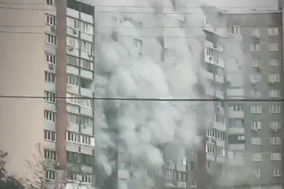 ​Горящая многоэтажка в Киеве попала на видео: весь дом в черном дыму, людей срочно эвакуируют