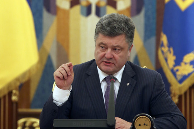 Порошенко пообещал зарплаты в 8-10 тысяч гривен сотрудникам МВД