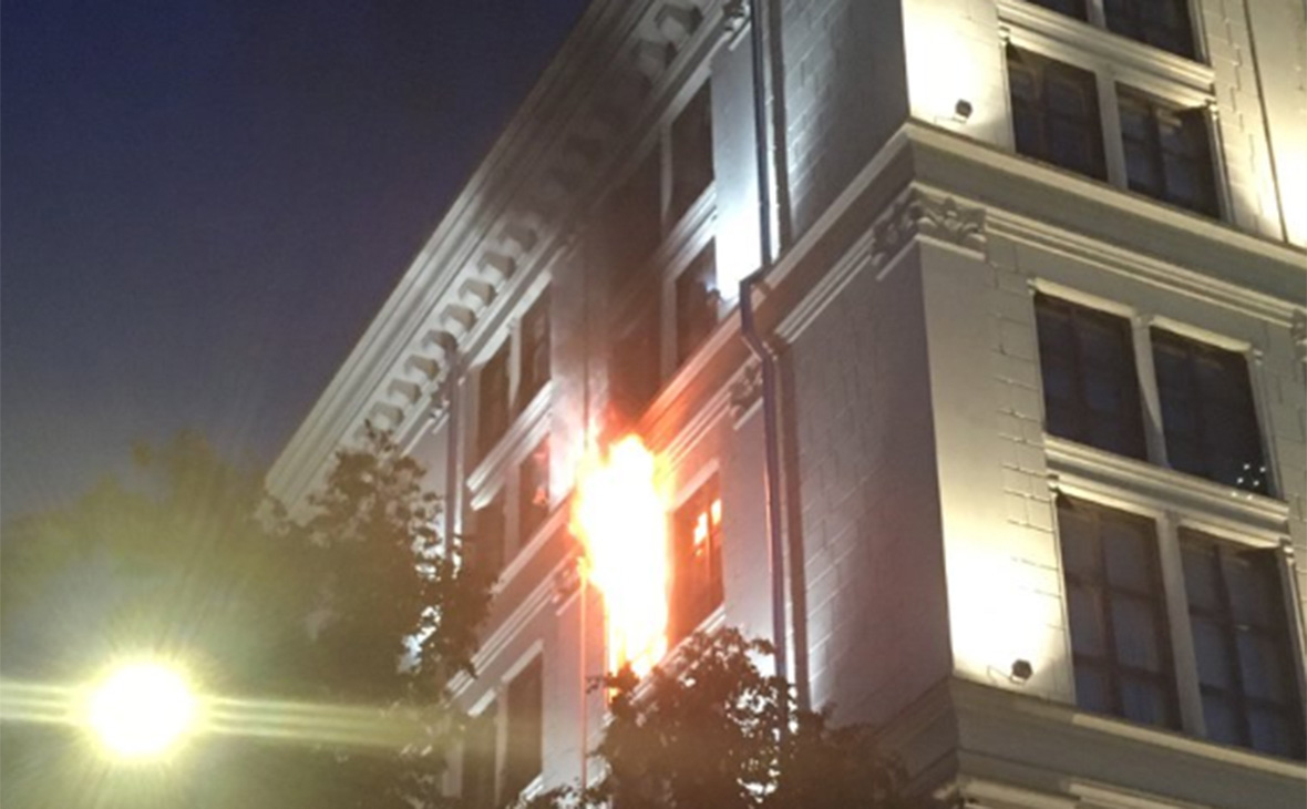 Рубль попал в пекло: в Москве полыхает здание Центробанка России