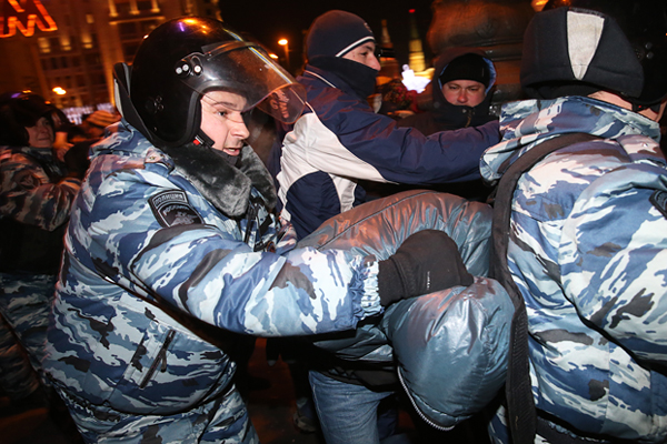 На Манежной площади полиция задерживает за курение, даже тех, кто не успел закурить - СМИ