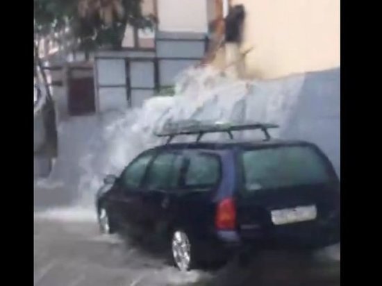 Библейский потоп накрыл Сочи: водой залиты дороги, жилые дома, припаркованные автомобили