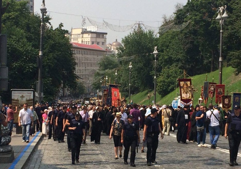 ​Провокаций во время крестного хода УПЦ МП удалось избежать, а группа маргиналов, развернувших плакат "Донбасс - это русский мир", отдыхает в одном из райотделов полиции – Аваков