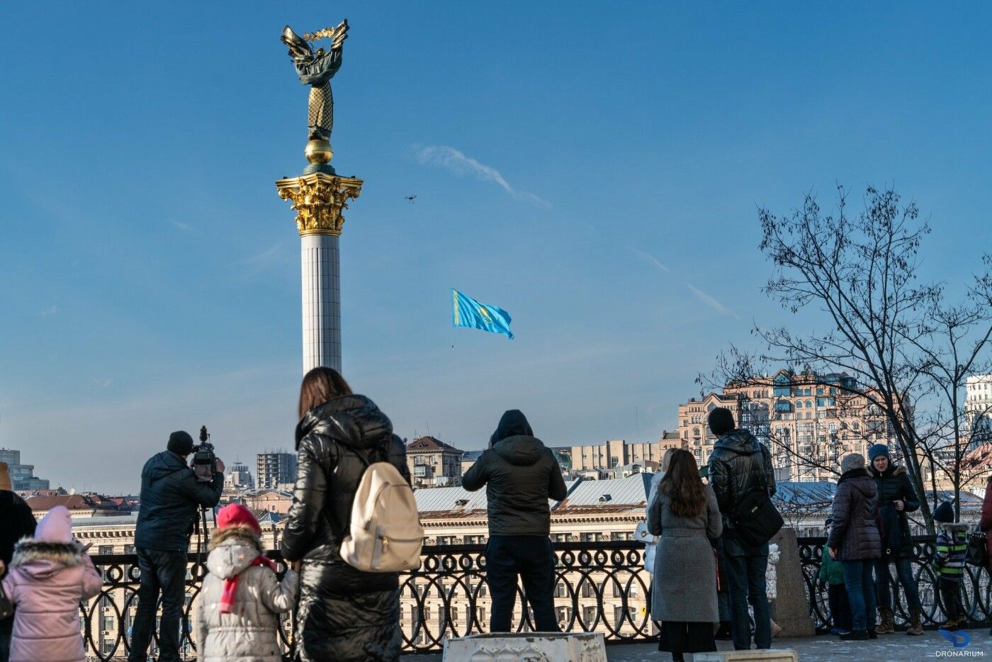 Протест против военного вмешательства ОДКБ: над Киевом пролетел огромный флаг Казахстана 