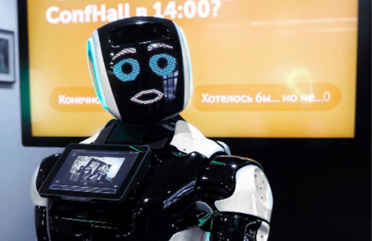 Tesla на автопилоте превратила знакомого с Путиным робота "Promobot" в "груз 200" - видео