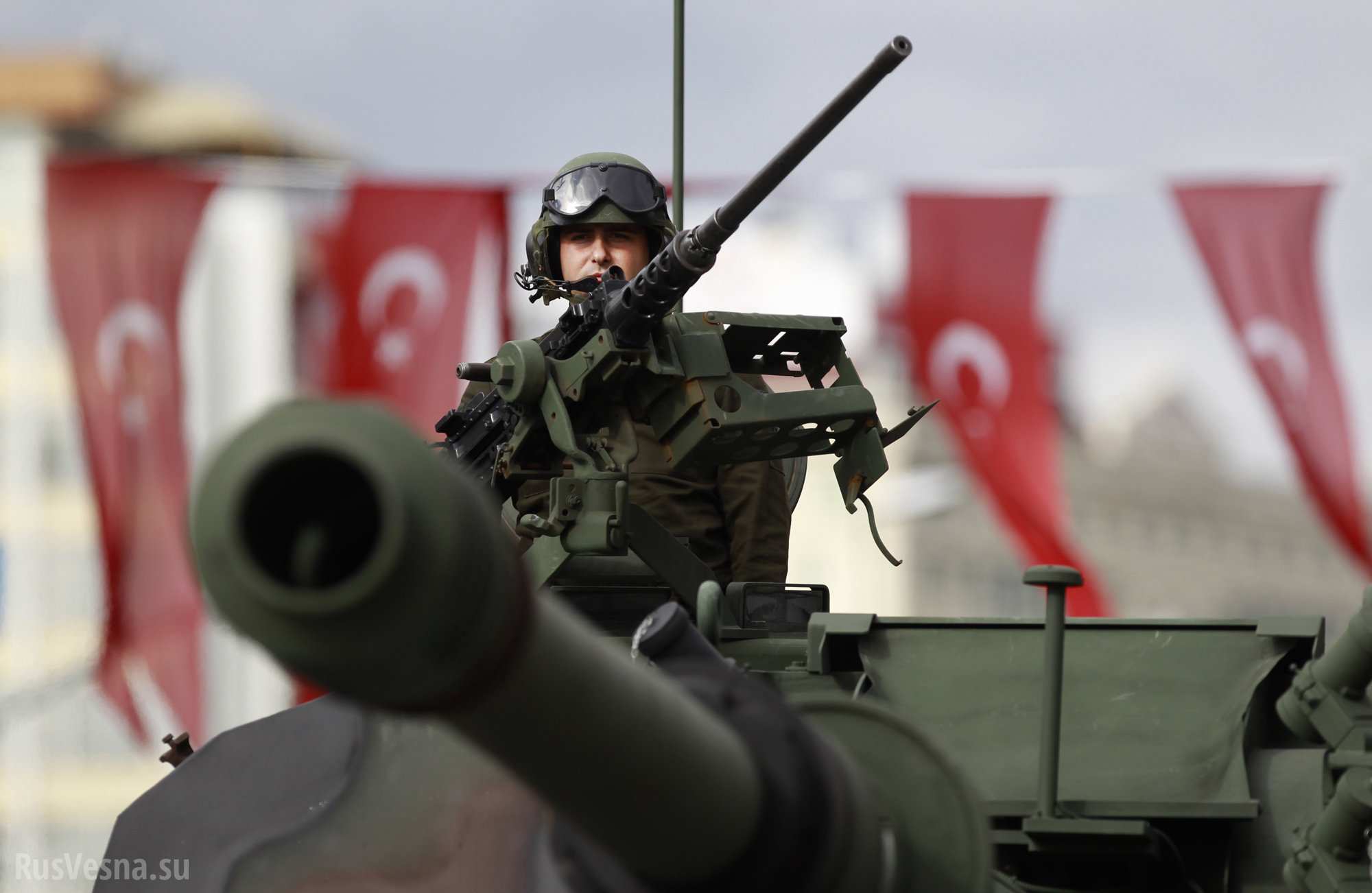 На военной базе в Турции прогремел мощный взрыв, уничтожены боеприпасы, есть жертвы - кадры