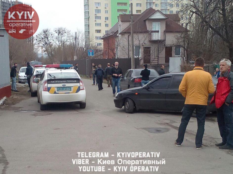 Появились кадры с места стрельбы в Днепровском районе Киева: есть информация о раненом, полиция сообщила о задержанных
